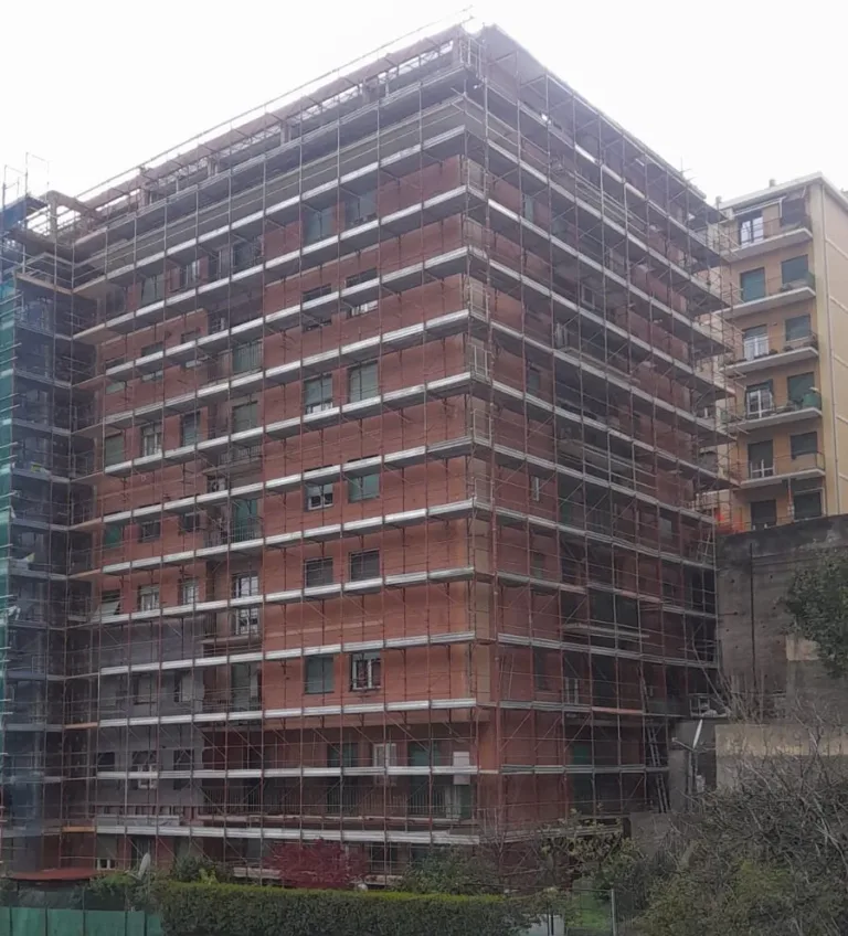 Ponteggio a noleggio montato su facciata di edificio a Genova
